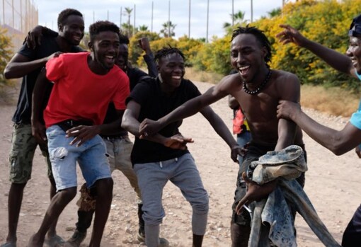 Several migrants go to the Temporary Center for Immigrants (CETI), while celebrating the jump over the Melilla fence, on June 24, 2022, in Melilla (Spain)