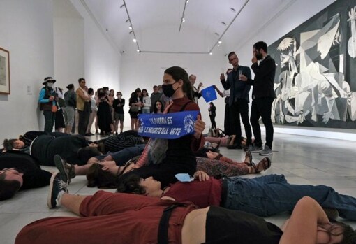 Anti-NATO activists, this morning, at the Reina Sofía museum
