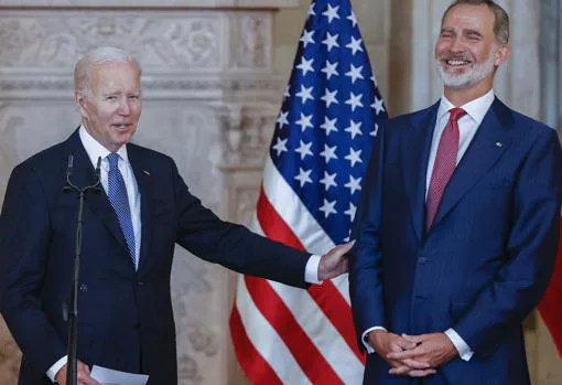 Joe Biden bromea con el Rey Felipe en el Palacio Real.