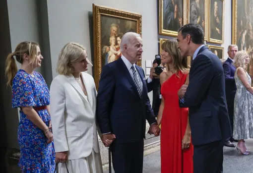 El presidente del Gobierno Pedro Sanchez, y su esposa Begoña Gómez, charlan con el presidente de Estados Unidos Joe Biden antes de la cena ofrecida en el Museo del Prado