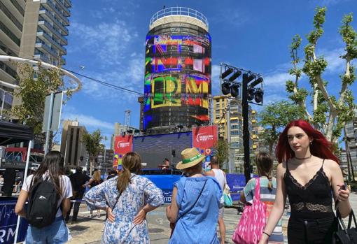 Turistas observan el tecnohito、unanuevatorreicónicaqueemulael Times Square de Nueva York