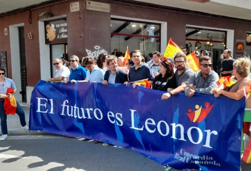 Las manifestaciones a favor y en contra se intensificaron con la llegada de la Princesa Leonor y su hermana la Infanta Sofía