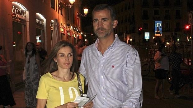 Don Felipe y Doña Letizia, en una imagen de archivo, durante una escapada al cine en el verano de 2014