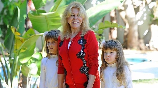 Tita Thyssen con sus hijas