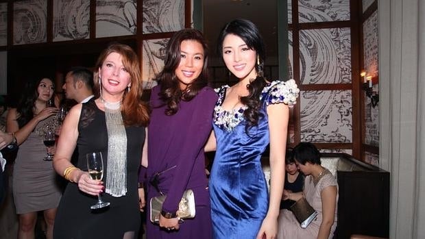 Sánchez con Ellen Barron, esposa del consejero delegado de Airbus China (centro) y Miss China 2013, Yu Weiwei