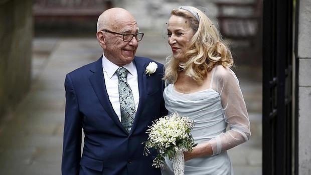 Los recién casados saliendo del templo de Fleet Street, en Londres