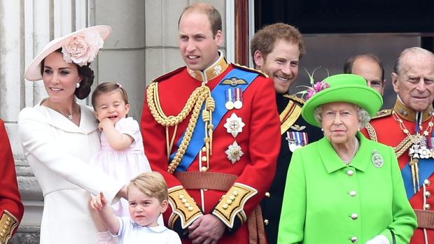 Los duques de Cambridge, con sus hijos, el príncipe Harry, la Reina Isabel II y el príncipe Felipe
