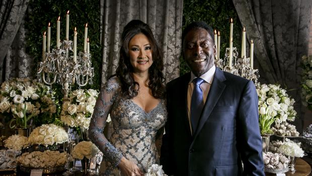 Pelé y Marcia Cibele Aoki en la celebración de su boda