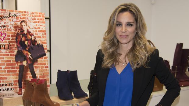 Alejandra Silva junto a su colección de botines