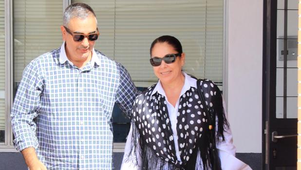 Isabel Pantoja junto a su hermano, feliz tras firmar su libertad