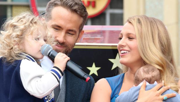 Ryan Reynolds rodeado por su familia