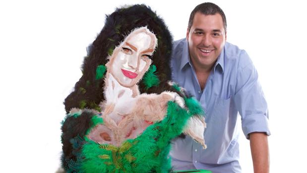 El artista Mateo Blanco junto a su última pieza, una Sofía Vergara de plumas