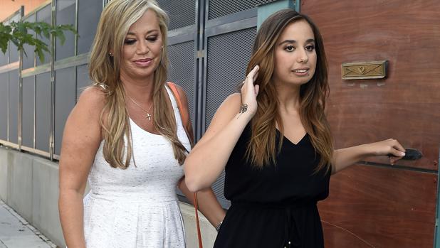 Andrea Janeiro y su madre en su cumpleaños número 18