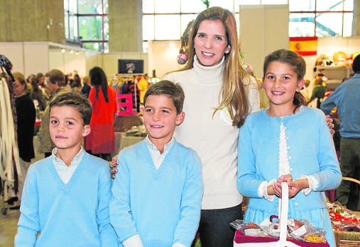 Margarita Vargas junto a sus hijos