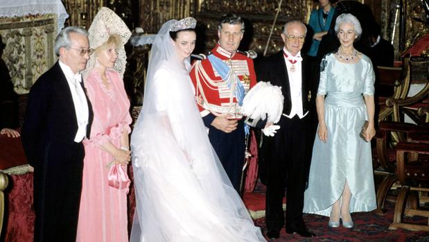 Carlos Fitz-James Stuart y Matilde Solís se casaron el 18 de julio de 1988. En la imagen aparecen junto a sus padres tras la cremonia: a la izq. Cayetana de Alba junto a Jesús Aguirre y a la dcha. Fernando de Solís-Beaumont e Isabel Martínez Campos, marquese de la Motilla