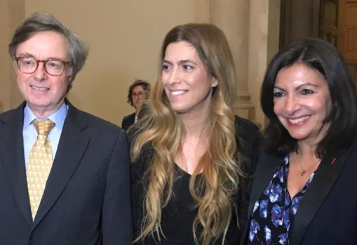 Juana Martín junto a la alcaldesa de París, Anne Hidalgo