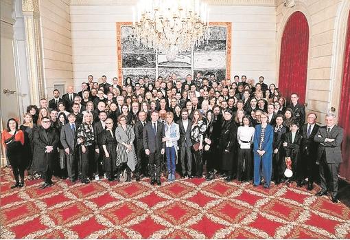 El Gobierno francés con la moda El matrimonio Macron ofreció el pasado lunes una cena en el Elíseo a un centenar de diseñadores, estilistas y profesionales del sector. Entre ellos, destacó Nicolas Ghesquière, director creativo de Louis Vuitton,