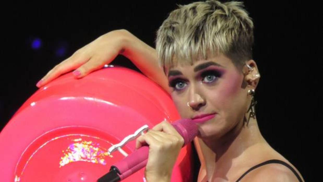 Katy Perry Criticada Por Robar El Primer Beso De Un Concursante De