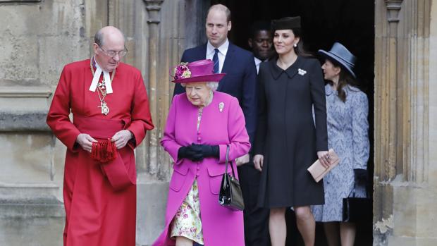 La Reina y el dean de Windsor. Detrás Guillermo y Catalina de Cambridge