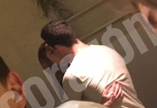 Imagen de la pareja dándose un beso