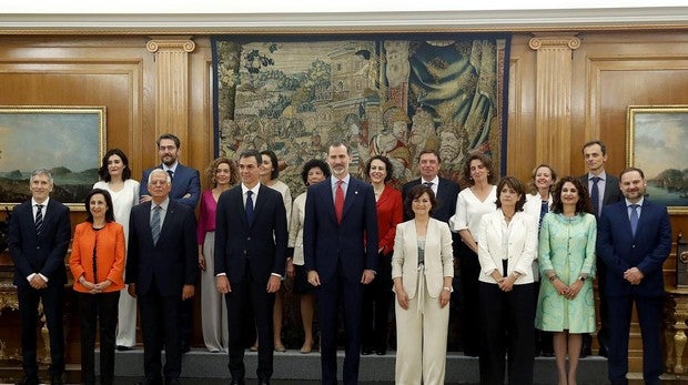 El Rey Felipe VI, y Pedro Sánchez, posan tras la promesa del cargo de los nuevos ministros