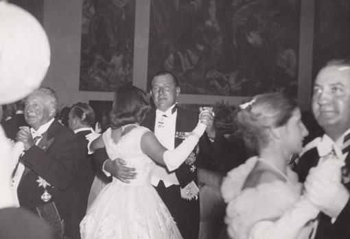 Don Juan bailando con su hija, la Infanta Doña Pilar, en su puesta de largo
