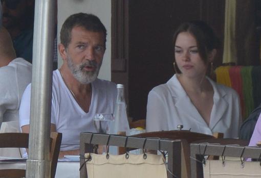 Padre e hija comiendo en un restaurante en Beverly Hills