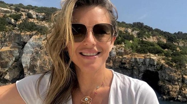 Liz Hurley, a su llegada a la isla privada de Tagomago
