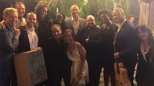 La familia Obama junto a James Costos, y su pareja, Michael Smith.