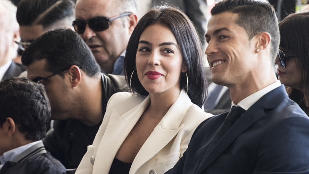 Georgina Rodríguez mira a su pareja, el futbolista Cristiano Ronaldo