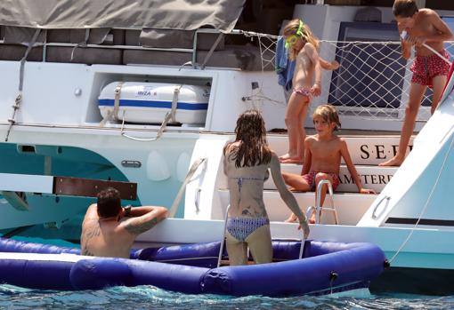 Blanca Cuesta y Borja Thyssen junto a sus hijos