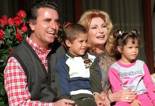 José Ortega Cano y Rocío Jurado con José Fernando y Gloria Camila