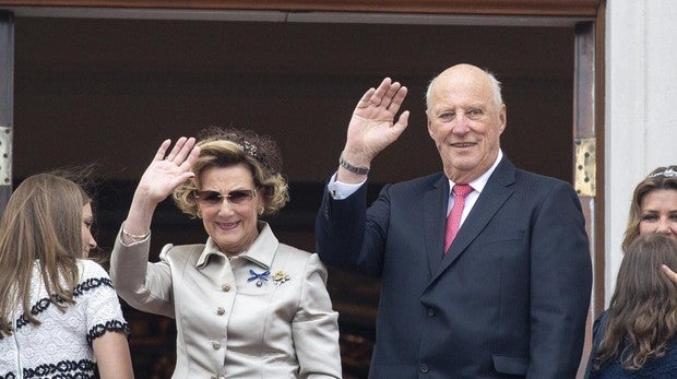 Harald y Sonia de Noruega durante la celebración de sus 50 años de matrimonio