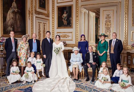 La Princesa Eugenia y Jack Brooksbank, con sus respectivas familias en la sala White Drawing Room del Castillo de Windsor