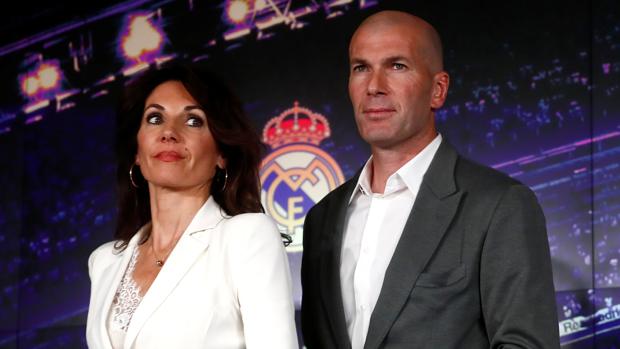 Zinedine Zidane y su mujer Véronique, el pasado lunes, en el estadio Santiago Bernabéu