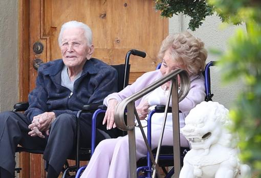 Kirk Douglas e sua esposa Anne Buydens