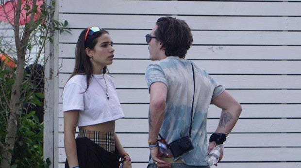 Hana Cross y Brooklyn Beckham, la semana pasada, discutiendo en el Coachella