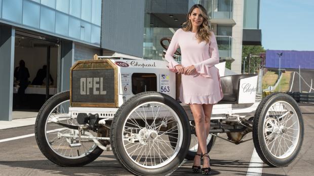 Rosanna Zanetti posa en el Circuito del Jarama de Madrid, en la celebración del 120 aniversario de Opel