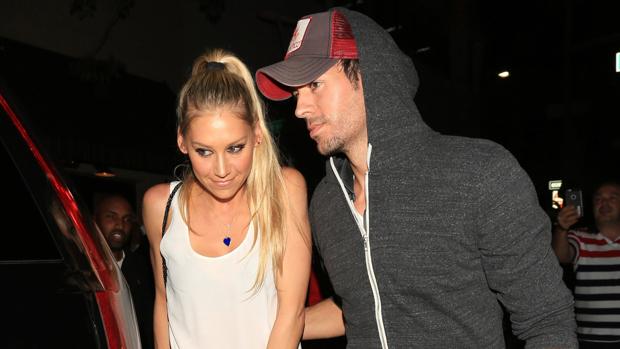 Enrique Iglesias y Anna Kournikova saliendo de un restaurante en Los Angeles Beverly Hills, CA.
