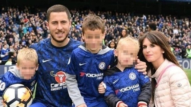 Eden Hazard junto a su mujer y sus tres hijos