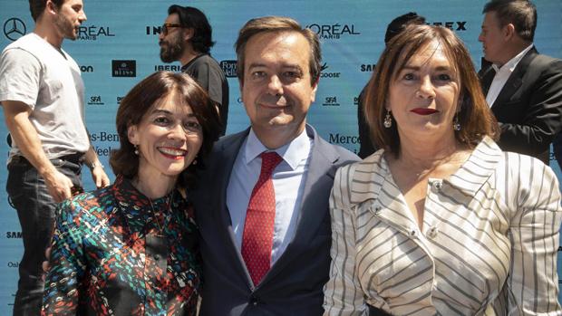 Eduardo López- Puertas, junto a Nuria de Miguel (izquierda) y Charo Izquierdo