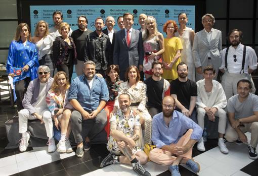 Eduardo López-Puertas, Nuria de Miguel y Charo Izquierdo junto a algunos de los diseñadores que participarán en la pasarela.