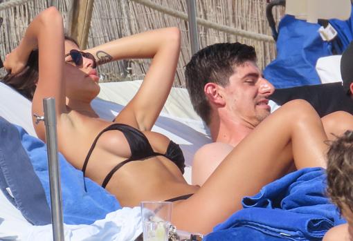 Courttois junto a su novia, Sara Soldati