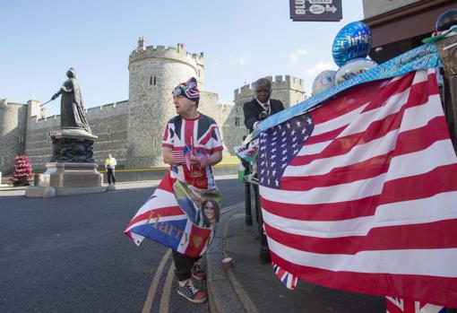 Ciudadanos británicos en las inmediaciones del Castillo de Windsor