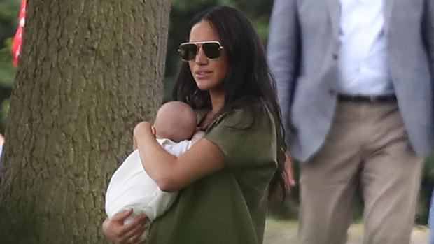 Meghan Markle junto a su hijo Archie Harrison