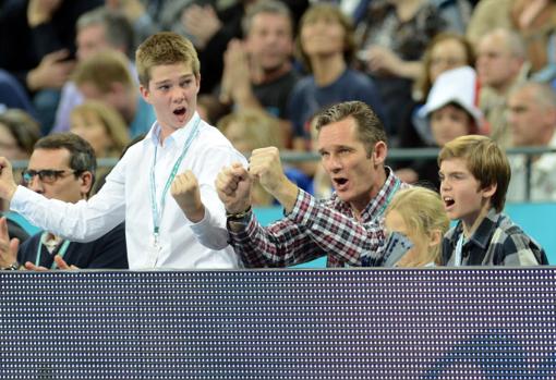 Iñaki Urdangarín y sus hijos, Juan, Pablo e Irene, durante la final del Mundial de Balonmano 2013