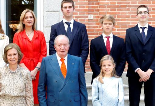 Miguel Urdangarin junto a sus hermanos, los Reyes eméritos, la Infanta Crsitina y la Infanta SofÃa el pasado mes de noviembre