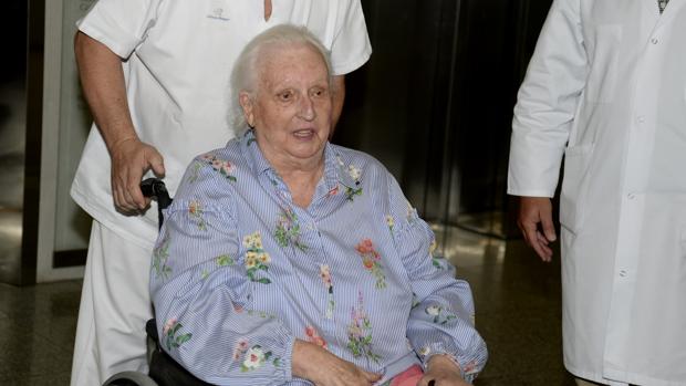 La Infanta Doña Pilar abandonando el hospital