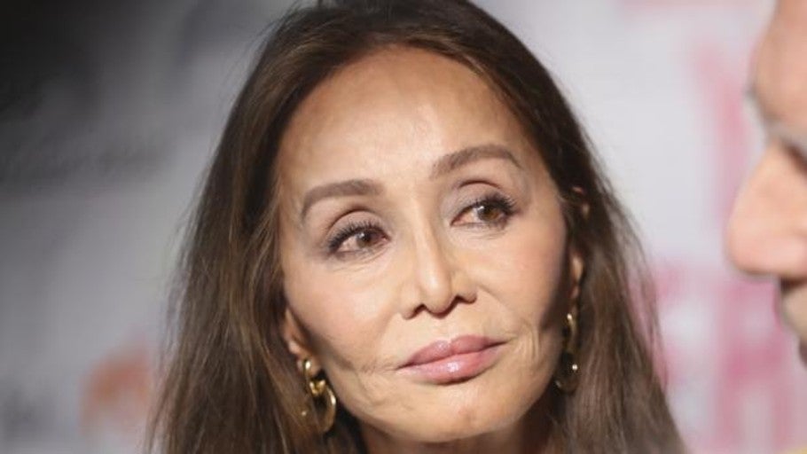 Isabel Preysler brilla con su vestido más «hippie» en la preboda de Manuel Valls