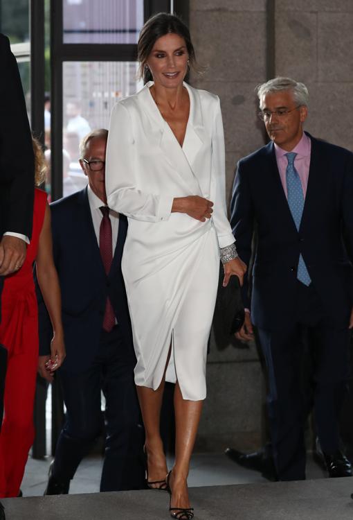 Oversize» y blanco: así es el vestido con el que la Reina Letizia ha  brillado en el Teatro Real